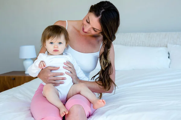 Ler brunett kvinna med en söt baby — Stockfoto