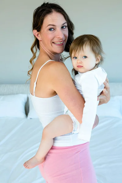 Sonriente mujer sosteniendo un adorable bebé —  Fotos de Stock