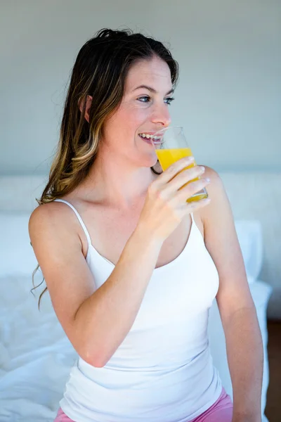 Sonriente mujer chorreando un vaso — Foto de Stock