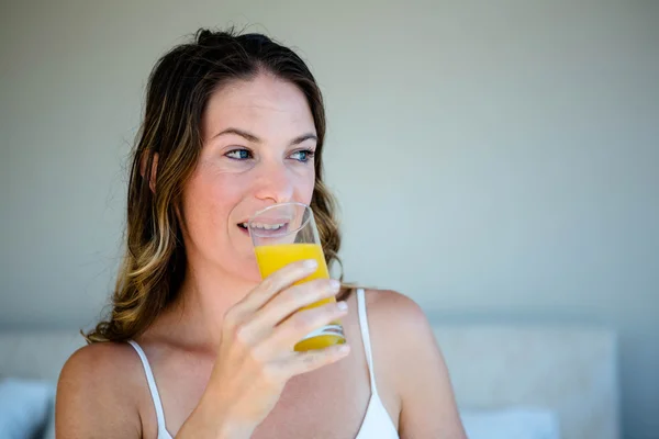 Sorrindo mulher bebendo um copo — Fotografia de Stock