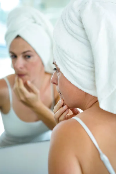 Het dragen van een toowel van haar vrouw — Stockfoto