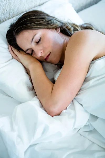 Békés nő alszik az ágyában — Stock Fotó