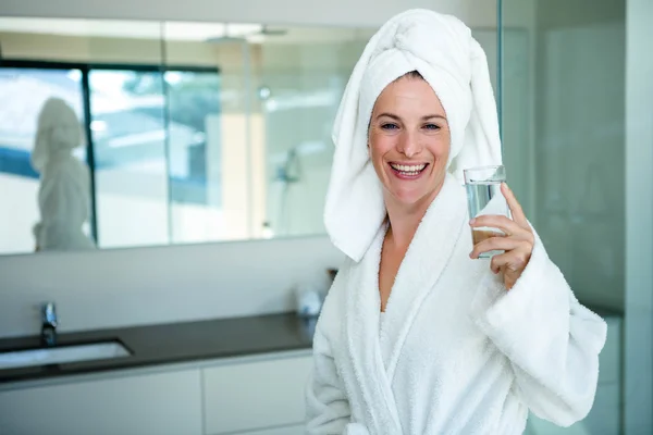 Vrouw die een glas water drinkt — Stockfoto