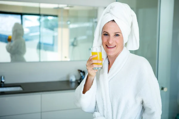 Vrouw drinken van een glas sap — Stockfoto