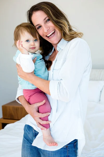 Sonriente mujer sosteniendo n adorable bebé — Foto de Stock