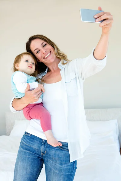 Usmívající se žena selfie s dítětem — Stock fotografie