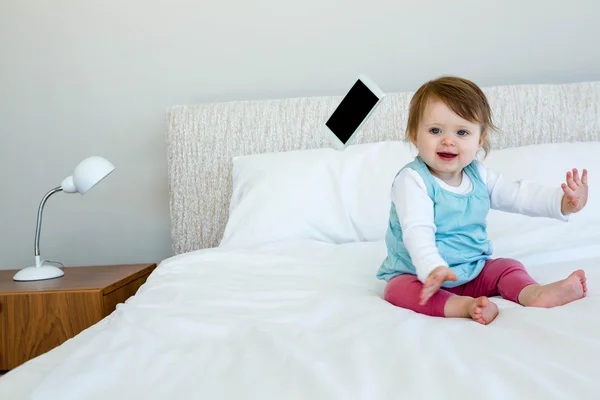 Adorável bebê rindo e jogando um telefone — Fotografia de Stock