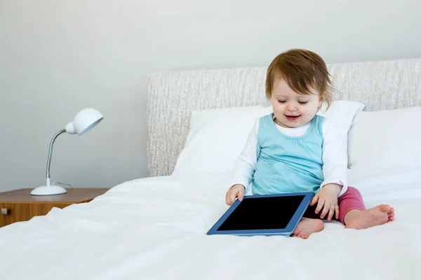 Imádnivaló baba, egy tabletta számítógép gazdaság — Stock Fotó