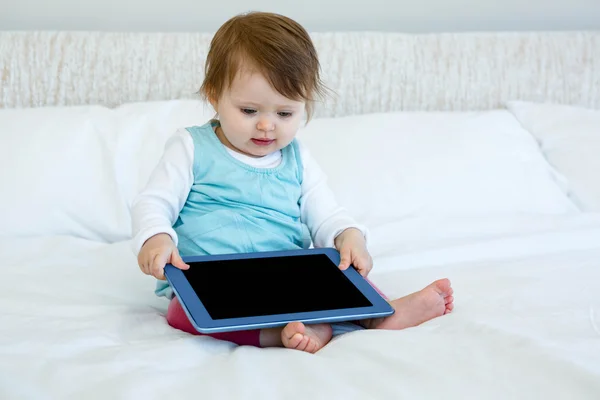 Adorable bebé celebración aa tableta ordenador —  Fotos de Stock