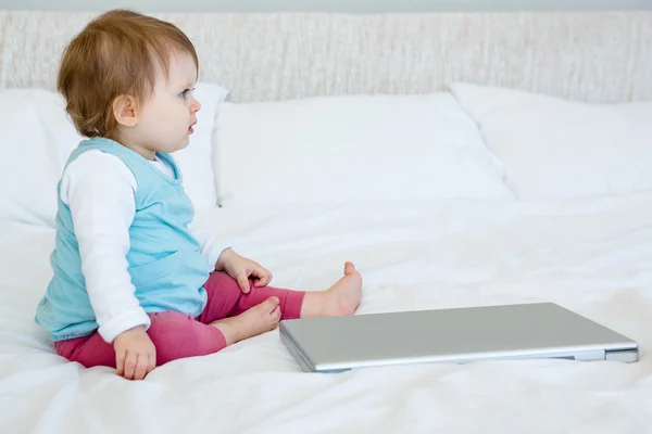 Adorable bebé jugando con un ordenador portátil — Foto de Stock