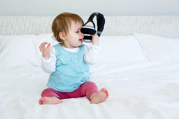 Roztomilé dítě hraje se sluchátky — Stock fotografie