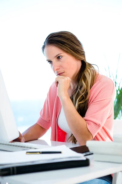 Besorgte Geschäftsfrau starrt besorgt auf Computer — Stockfoto