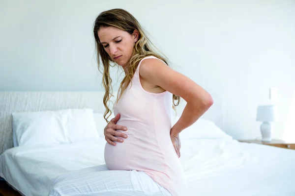 Mulher grávida triste com dor nas costas — Fotografia de Stock