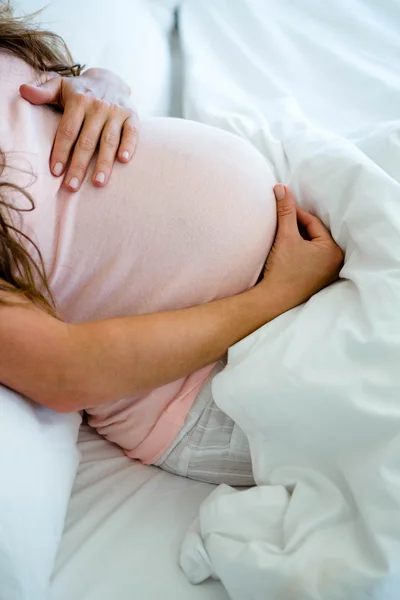 Embarazada sosteniendo su bulto — Foto de Stock