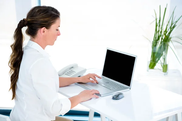 Affärskvinna binda på sin laptop — Stockfoto
