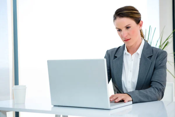 Komoly üzleti nő rajta Laptop gépelés — Stock Fotó