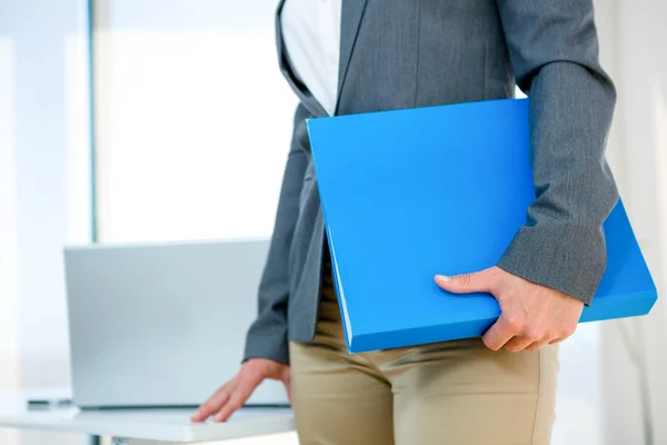 Business woman carrying a folder — Stock Photo, Image