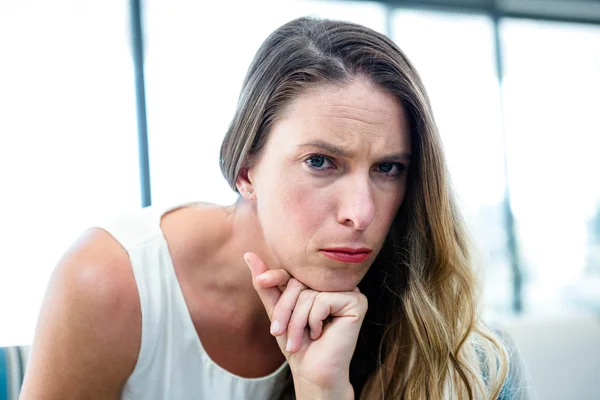 Mulher atenciosa olhando para a câmera — Fotografia de Stock