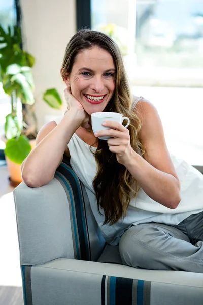 Mujer bebiendo café en su sala de estar —  Fotos de Stock