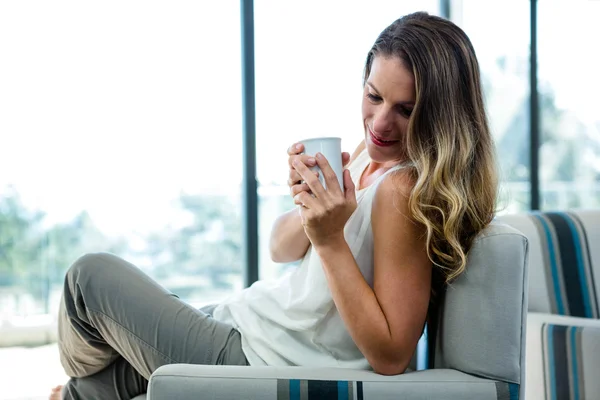 Woman sipping a cup of coffee — Stock Photo, Image