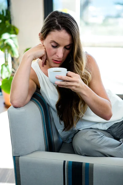 Donna distratta, sorseggiando una tazza di caffè — Foto Stock