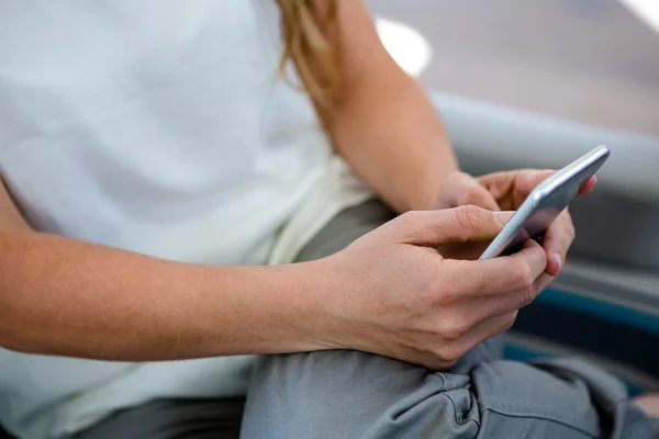 Female typing on a mobile phone — Stock Photo, Image