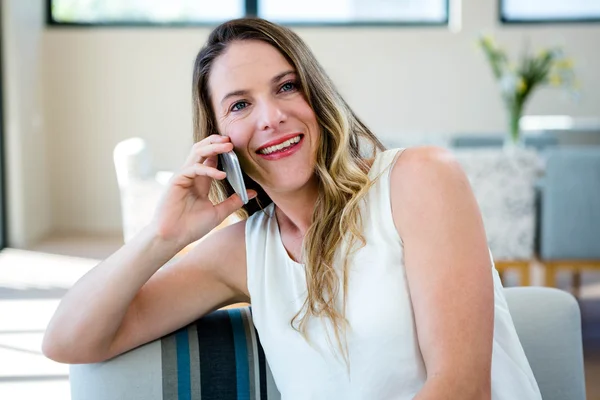 Mujer sonriente haciendo una llamada telefónica — Foto de Stock