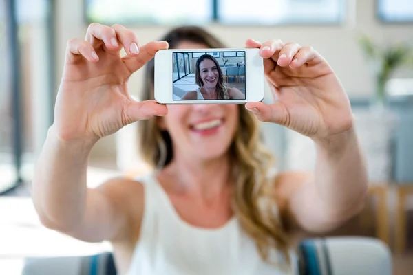 Usmívající se žena selfie na její mobilní telefon — Stock fotografie