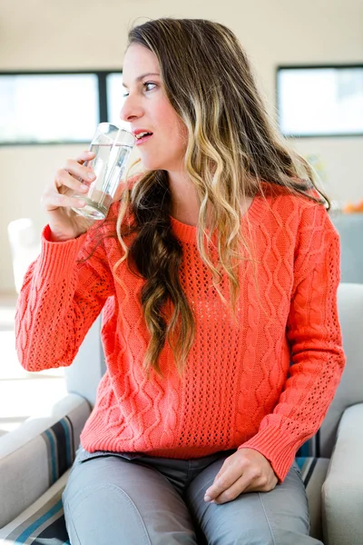 Mujer distraída bebiendo un vaso de agua — Foto de Stock