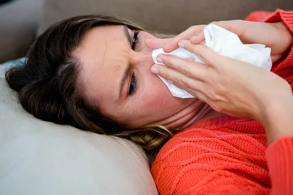 Mulher doente soprando o nariz em um tecido — Fotografia de Stock
