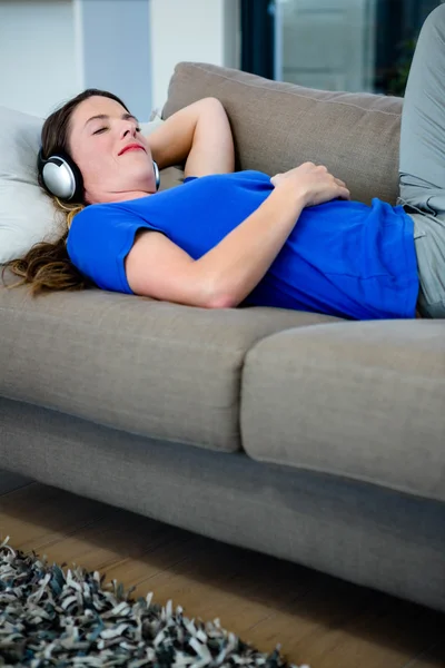 Mulher ouvindo música em seus fones de ouvido — Fotografia de Stock