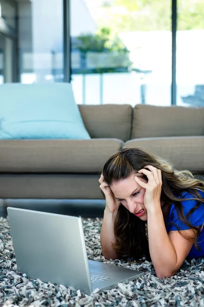 Mujer estresada mirando su computadora portátil — Foto de Stock