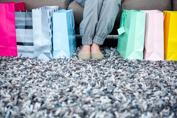 Femme entourée de sacs cadeaux — Photo