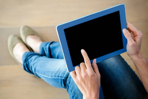 Finger tapping a touchscreen tablet — Stock Photo, Image