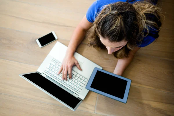 Zakenvrouw op een laptop en een tablet — Stockfoto