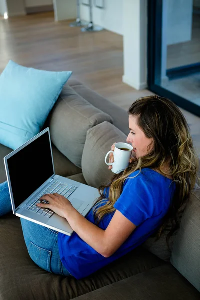 Geschäftsfrau nippt an Kaffee — Stockfoto