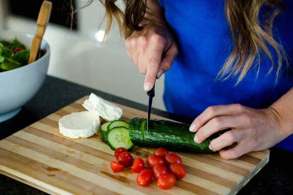 Woman preparing sliced vegetbles — Stock Photo, Image