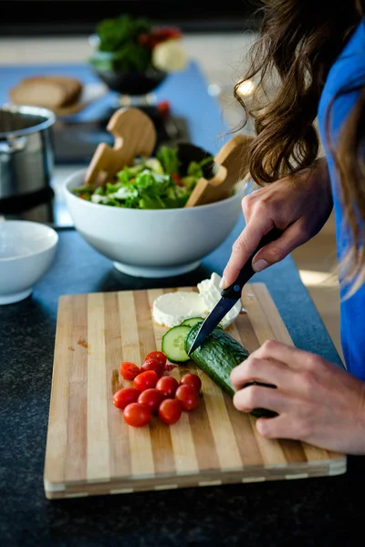 Mujer rebanando verduras para la cena — Foto de Stock