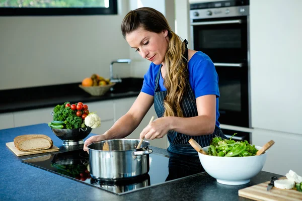 Kvinna som förbereder grönsaker till middag — Stockfoto