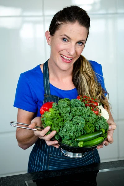 Vrouw bedrijf groenten — Stockfoto