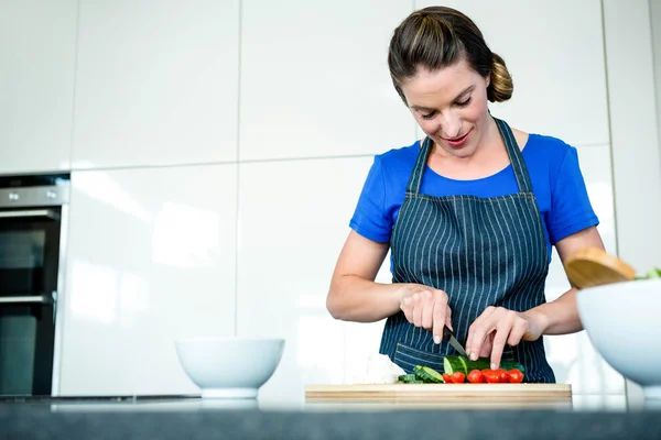 Leende kvinna förbereda grönsaker till middag — Stockfoto