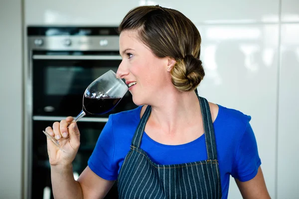 Mujer cocinar en la estufa superior —  Fotos de Stock