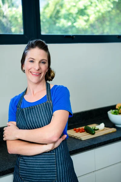 Leende kvinna förbereda grönsaker till middag — Stockfoto