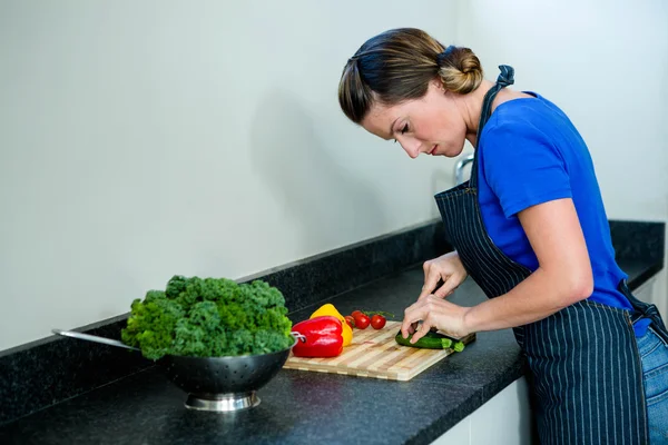 Lachende vrouw groenten voorbereiden diner — Stockfoto