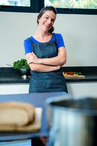 Lachende vrouw staande voor groenten — Stockfoto