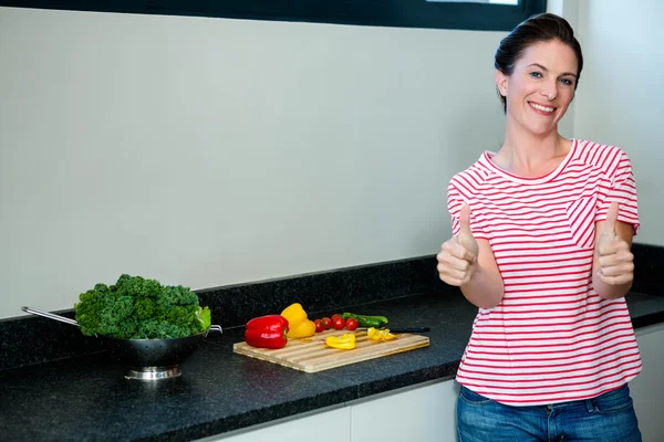 Frau bereitet Gemüse für das Abendessen zu — Stockfoto