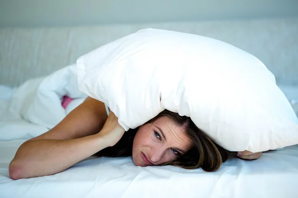 Mulher se escondendo na cama se cobrindo — Fotografia de Stock