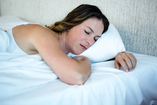 Pokojné žena spí v posteli — Stock fotografie