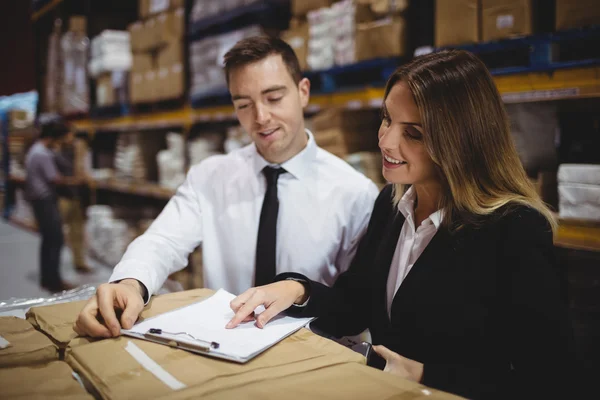 Warehouse managers looking at clipboard — Stock Photo, Image