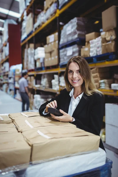 Administrador de almacén usando escáner — Foto de Stock